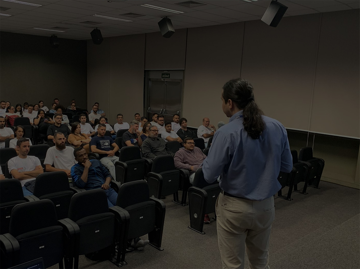 Tedd Tadeu em uma palestra.